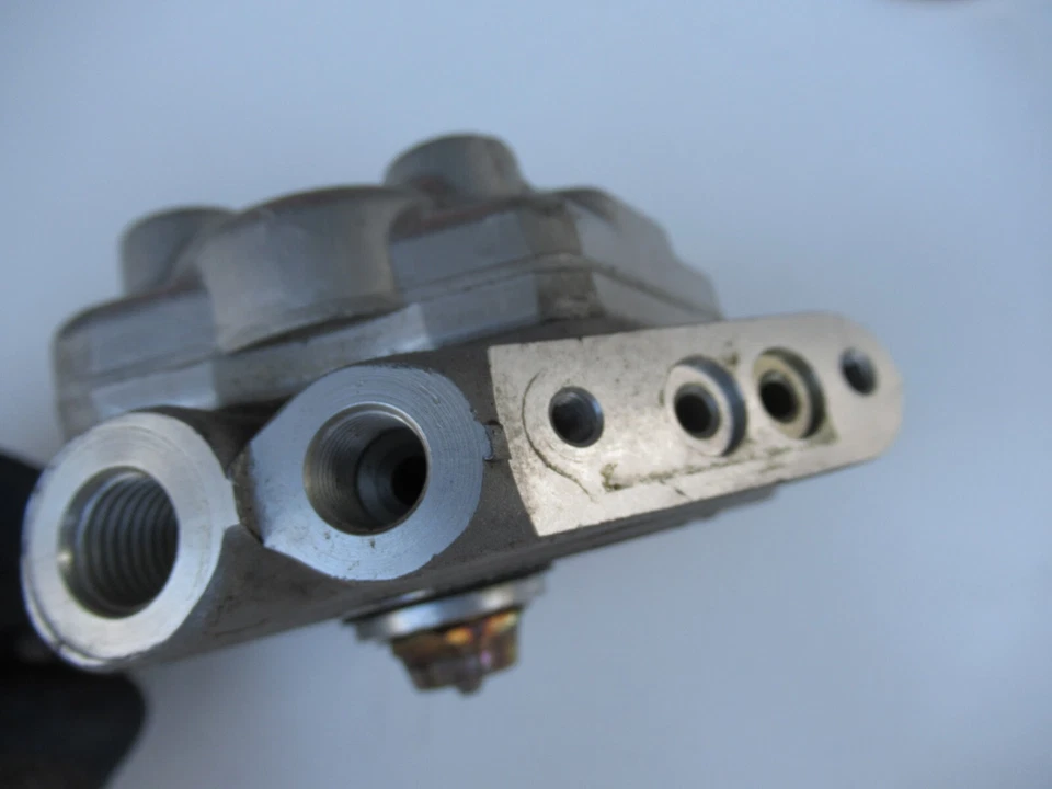 Mercedes Benz 300SL 300CE 3.0L Fuel Distributor 0438101044 - Imagem 4 de 4