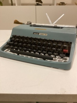 OLIVETTI LETTERA 32. M. NIZZOLI DESIGN. ELITE FONT. SPANISH LAYOUT. 1977. MCM