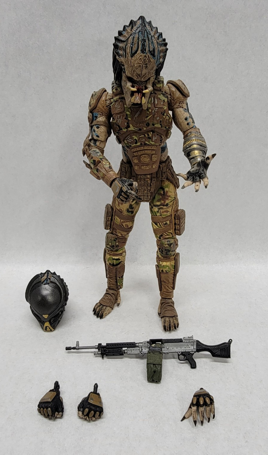 NECA Predator - ULTIMATE EMISSARY #2 w/ Rifle, Extra Hands & Head