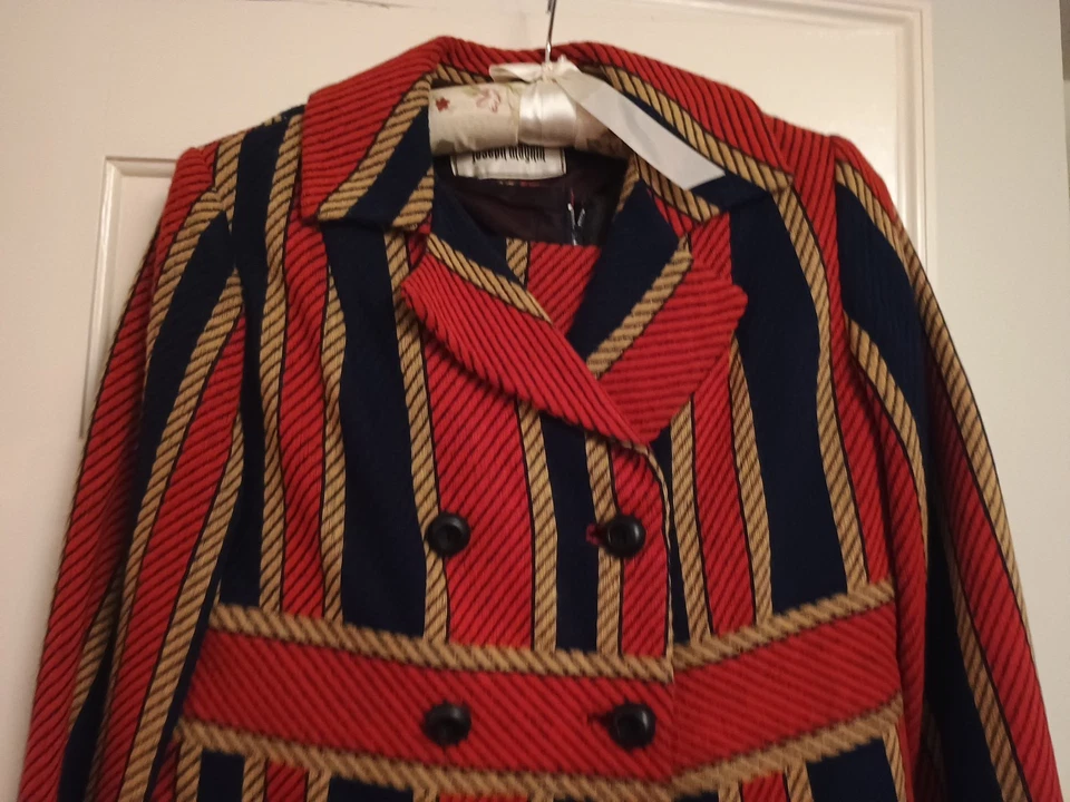 Antigo FAB Joseph Magnin 2 peças Mod vestido listrado azul vermelho dourado e casaco longo botão P - Imagem 2 de 4