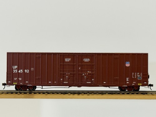 Escala HO, Union Pacific, Marrón, 50’ Doble Puerta, Boxcar #UP 354592, Acoplador Kadee | Zustand: Used