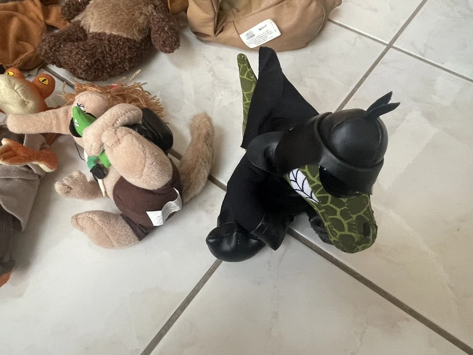 Lote de 17 figuras de peluche de Star Wars y más. R2D2 hace sonidos Foto 2 de 4