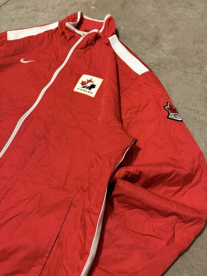 Chaqueta de nailon roja vintage NIKE IIHF Canadá HOCKEY talla interior XXL grande RARA Foto 3 de 4