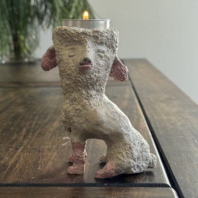 Lockiger Pudel. Handarbeit aus Beton.