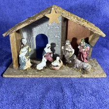 Vintage 8 Piece Nativity Manger Wood/Moss,Ceramic Figures Holy Family Jesus #116