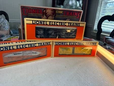 🚂 LIONEL- TWO BOXCARS & ONE VAT CAR-NEW💥 L1498