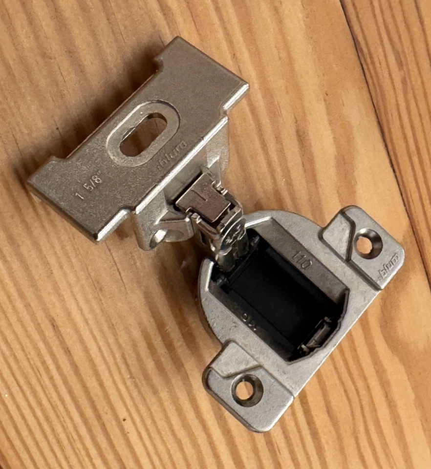 Dobradiça Blum COMPACT 110° 30.310-11.02 com 1 5/8" OL #130-01.218 placa base níquel - Imagem 2 de 4