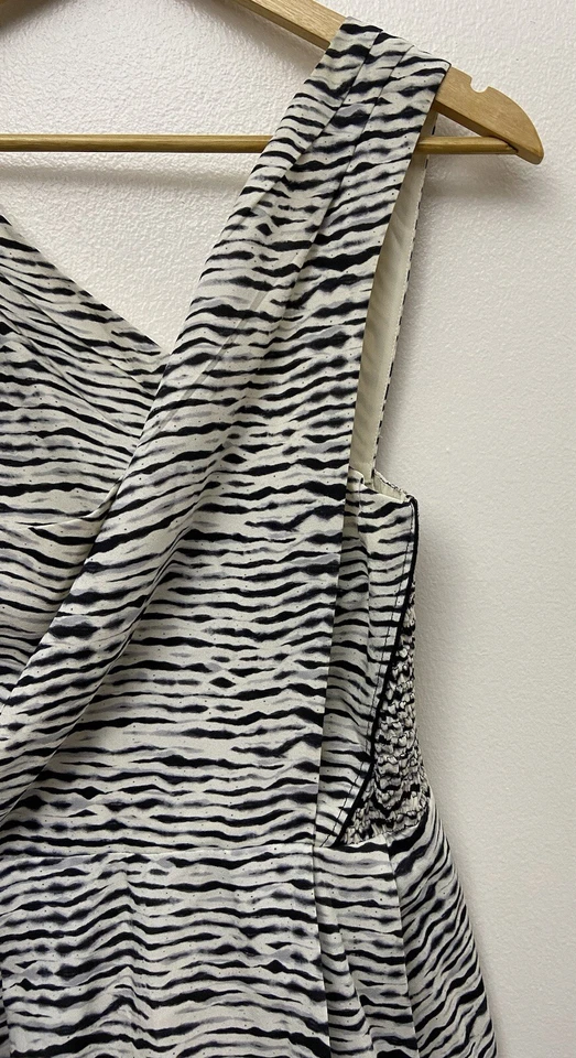 Vestido Proenza Schouler Cuello Cruzado Blanco/Negro Estampado Seda Crepé Talla 2 Foto 3 de 4