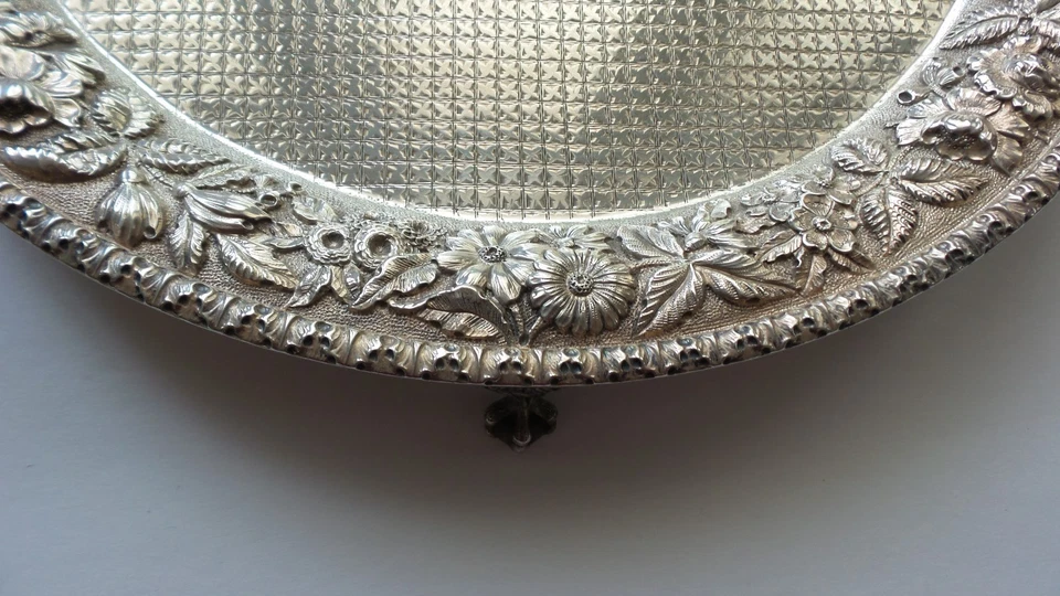 Bandeja Kirk REPOUSSE prata esterlina 12" pés, c. 1896-1924, 675 gramas - Imagem 2 de 4