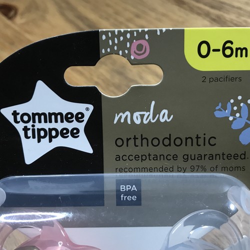 Tommee Tippee Pacifiers 0-6 Month Moda Butterfly Floral design 2 Pack Pink Clear - Picture 3 of 5