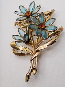 Authentic Gorgeous Sculptural Aqua Glass Daisy Brooch Gold Plated 1940s Realistic Floral