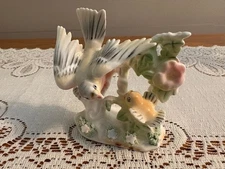 LIPPER & MANN PORCELAIN ROBIN WITH BABY FIGURINE