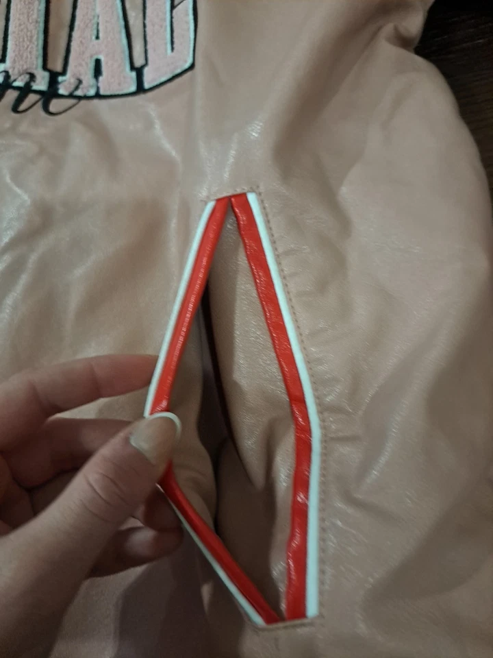 Chaqueta Universitaria Boohoo HOMBRE Rosa y Roja Edición Limitada Tema Oficial Hombre Foto 3 de 4