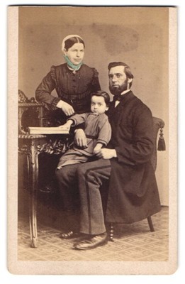 Fotografie B. Sparmeyer, Herrnhut, Mutter und Vater mit ihren Sohn auf dem Scho 