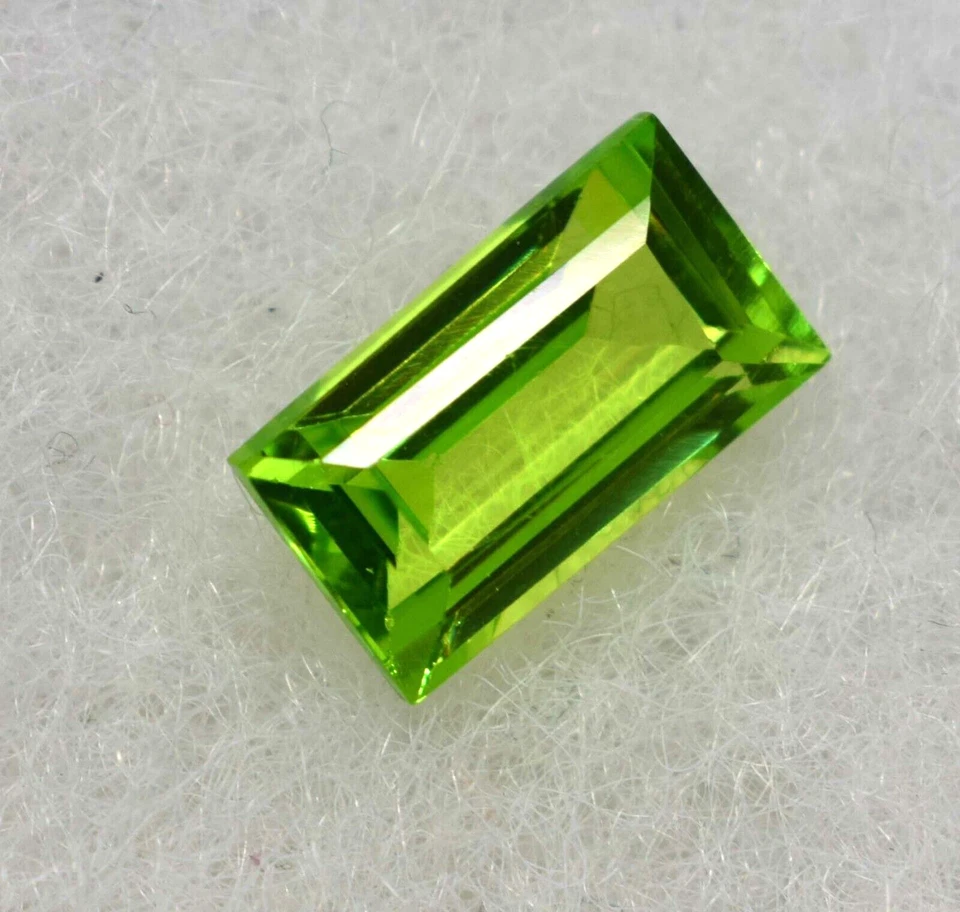 Piedra preciosa suelta certificada peridoto verde natural corte baguette de 8,80 quilates Foto 2 de 4