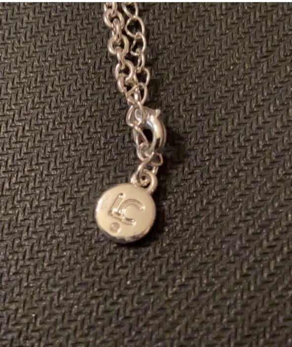 Collar colgante Liz Claiborne en plata y negro hematita con conjunto de pendientes. Foto 4 de 4