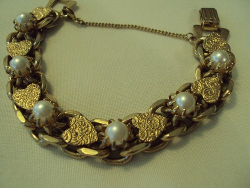 VINTAGE 7" GOLD TONE HEART & PEARL CHAIN BANGLE BRACELET w/SAFETY CHAIN #VE - Picture 2 of 3