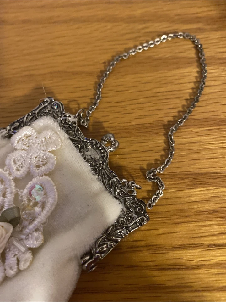 Cartera nupcial victoriana vintage de terciopelo blanco con flores encaje metal bloqueo de beso Foto 3 de 4