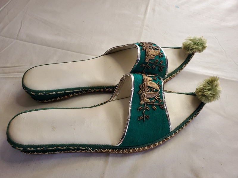 Vintage 1970s Turquoise  Silver Upturned Toe Leather Genie Sandals 7.5