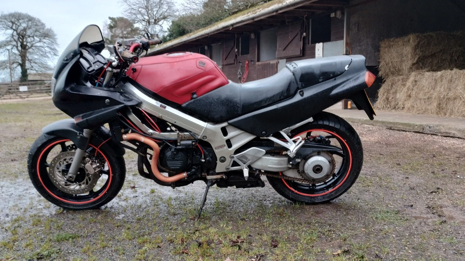 Honda VFR 750 1991 spares or repair 99p start no reserve - Picture 1 of 20