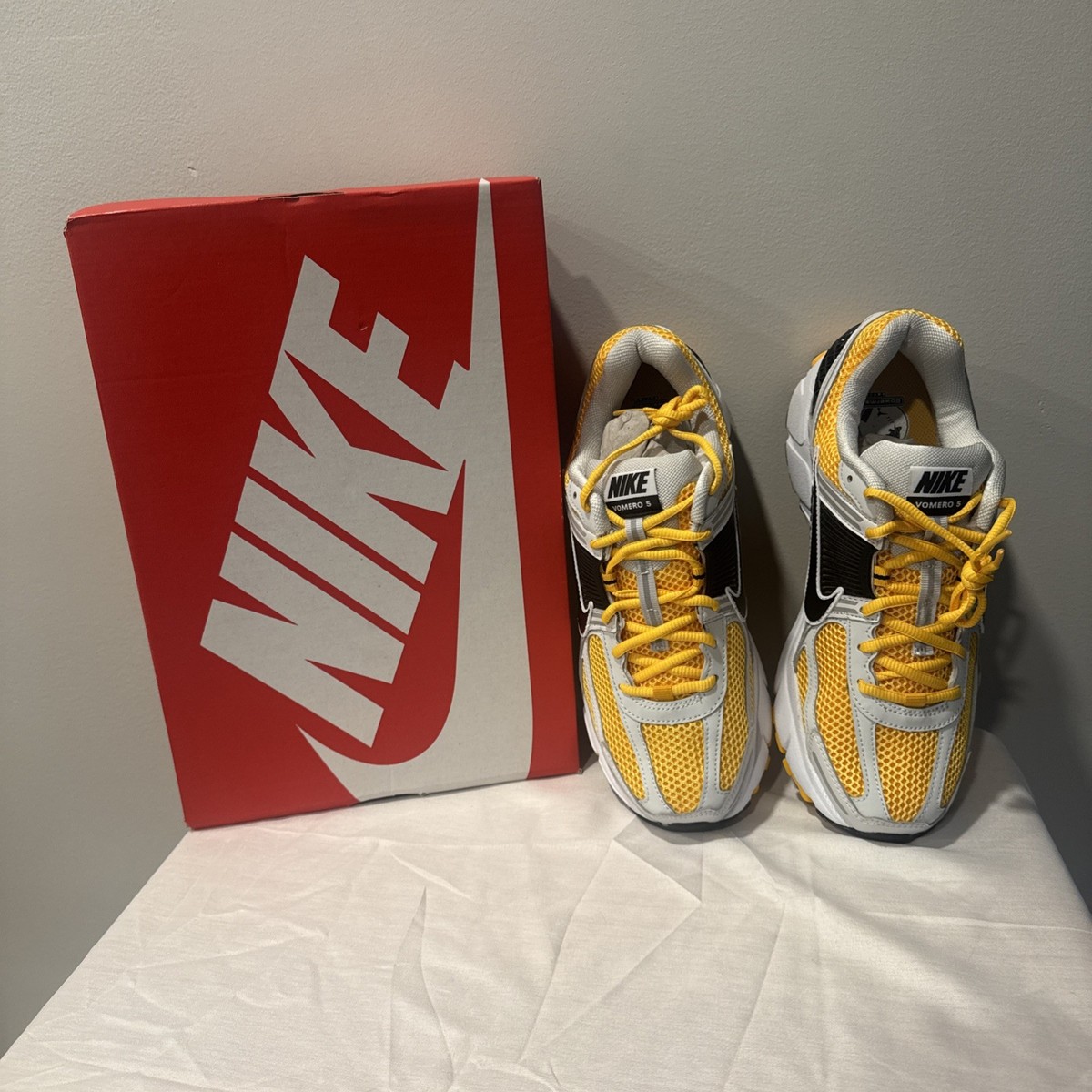 Nike Air Zoom Vomero 5 University Gold Mens Sneakers Size 9.5 Amazon.com | Nike Zoom Vomero in University Gold | Road Running main image 3