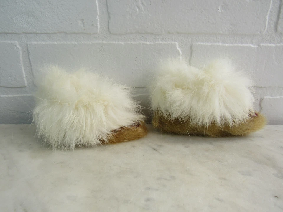Botines vintage hechos a mano BABY de cuero esquimal de piel animal con cuentas Foto 3 de 4