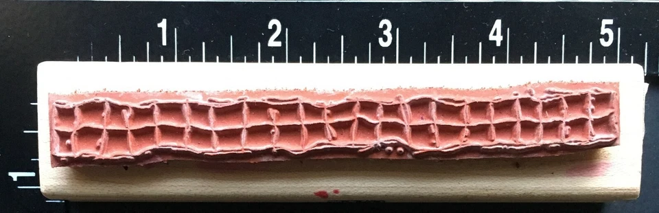 Sello de goma montado en madera Stampington & Company CRAZY CUT CHECKER BORDER Foto 2 de 4