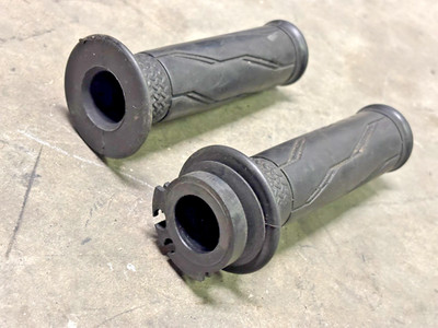 2009 2014 09-14 Yamaha YZF R1 Throttle Tube Handle Bar Grip Casing Sleeve OEM