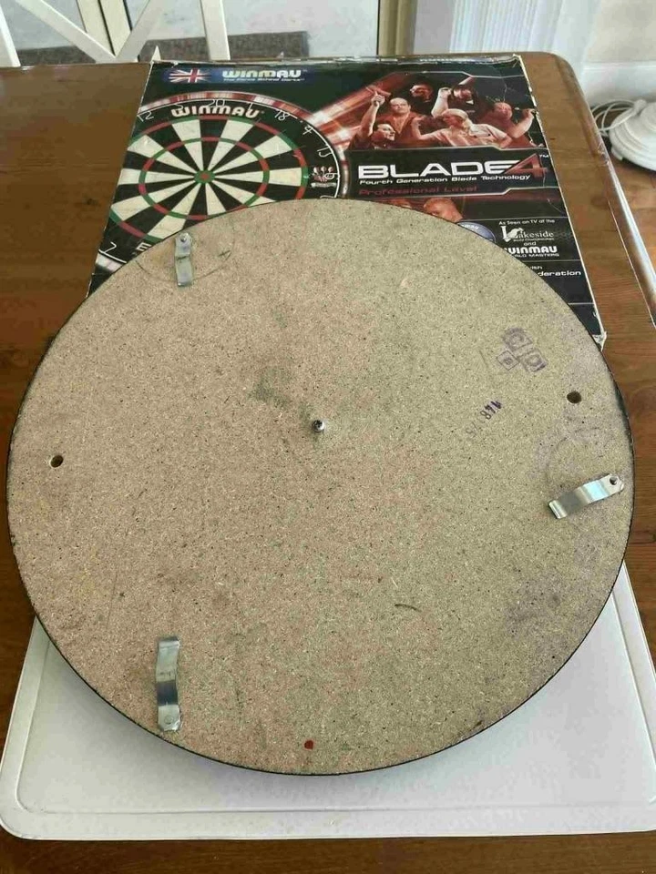 Winmau Blade 4 Professional Level Pig Bristle Dartboard Little Use In Vgood cond - Image 2 of 4