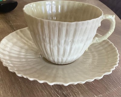 Belleek Irish Limpet Muster Tasse und Untertassen (x2) plus 3 zusätzliche Stück Teller