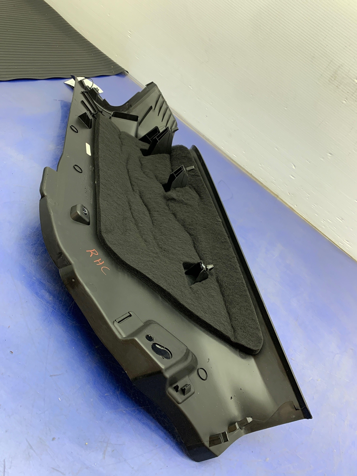 2017-2020 MASERATI LEVANTE M161 RIGHT REAR LOWER C PILLAR COVER TRIM 670040379