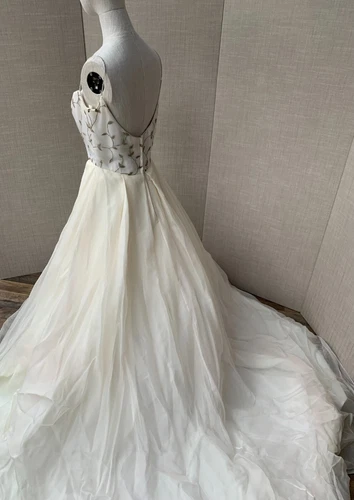 Bridal dress Givenchy wedding gown, silk embroidered leaves motif, sample dress  - Picture 19 of 24