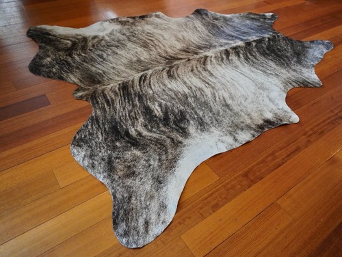 A Beautiful Wave Washes over this smooth pale Base - a Stunning Premium Cowhide - Foto 10 di 10