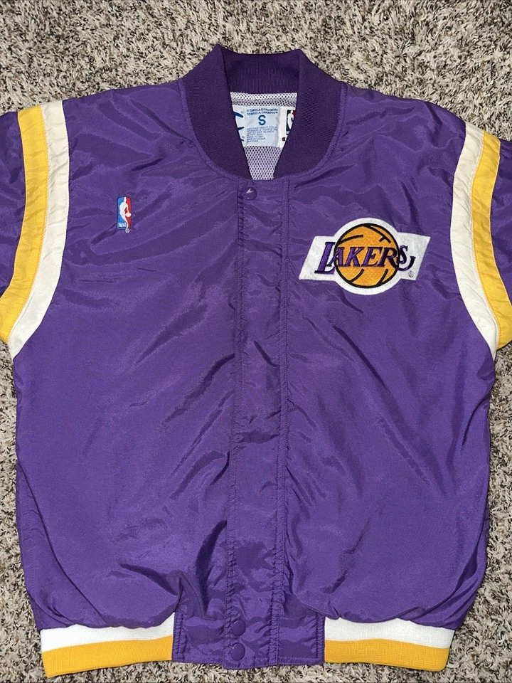 RARO DE COLECCIÓN 90s Los Angeles Lakers Campeón Calentamiento Traje Chaqueta Hombre Pequeño NBA Foto 2 de 4