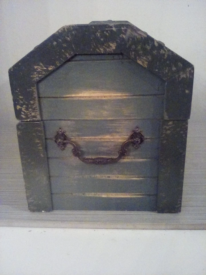 Baú de tesouro pirata de madeira com tábua de chão escondida! Melissa And Doug. 9" x7" - Imagem 4 de 4