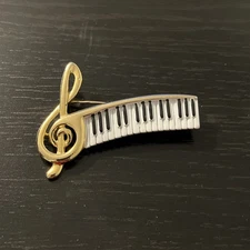  AJC Signed Vintage Treble Clef Piano Keyboard Brooch Gold Tone Enamel Keys Nice