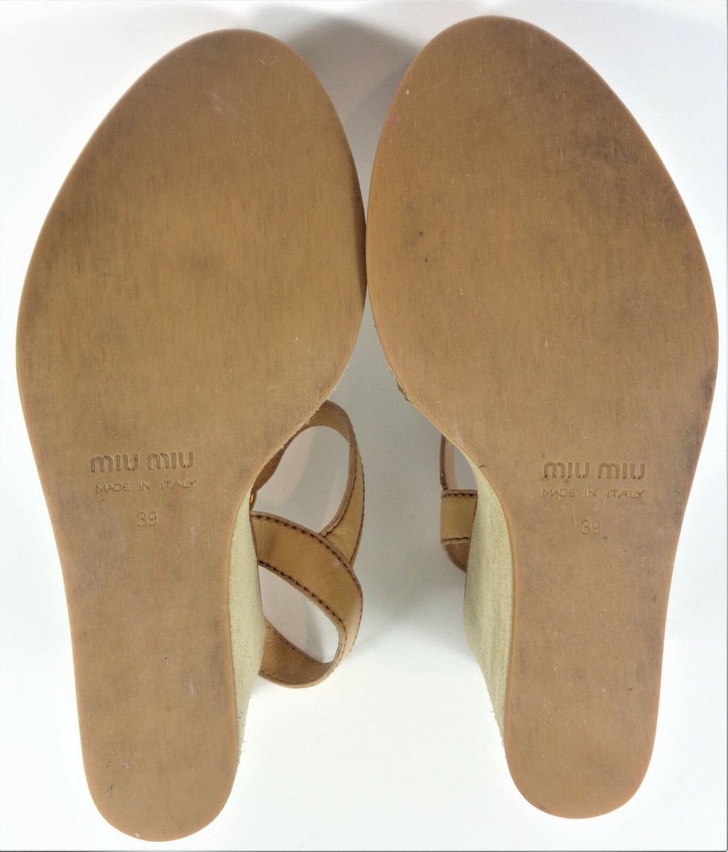 サンダル・ミュール MIU MIU Mustard Suede Slippers Miu Miu Suede Slippers in Yellow | Lyst