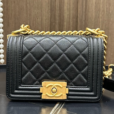 シャネル　Chanel Leboy ショルダーバッグ Chanel Le Boy Mini Black Gold Chain Shoulder Crossbody Bag Classic