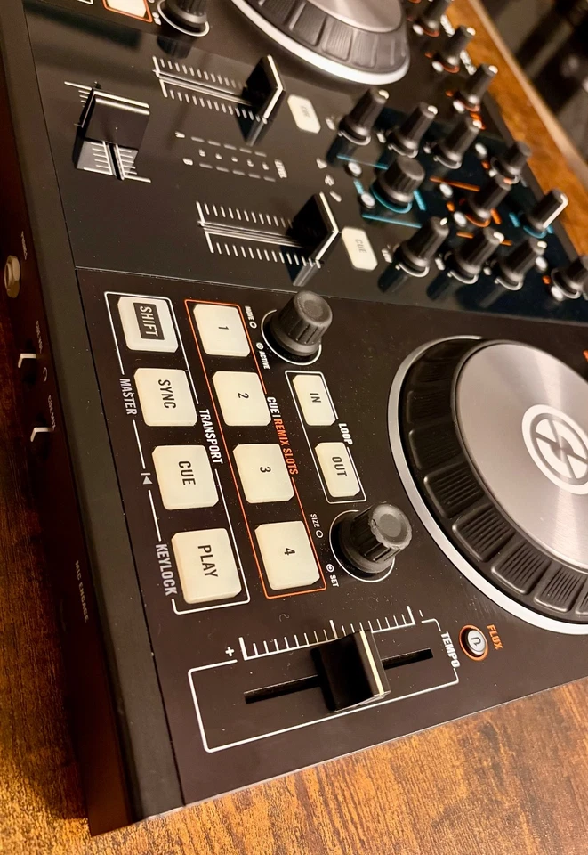 Native Instruments Traktor Kontrol S2 MK2 (neue Fader) + Flightcase/DJ-Desk - Bild 2 von 4