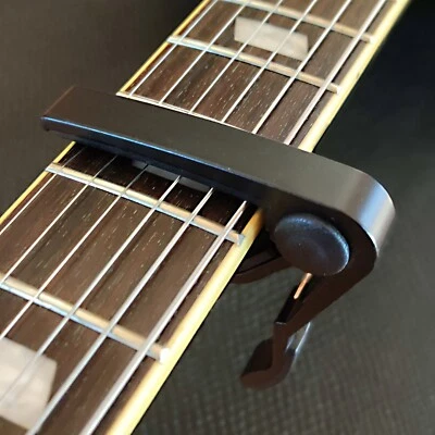 RS Guitar Parts GK01 Kapodaster aus Alu, curved/gebogen, für Western-/E-Gitarre