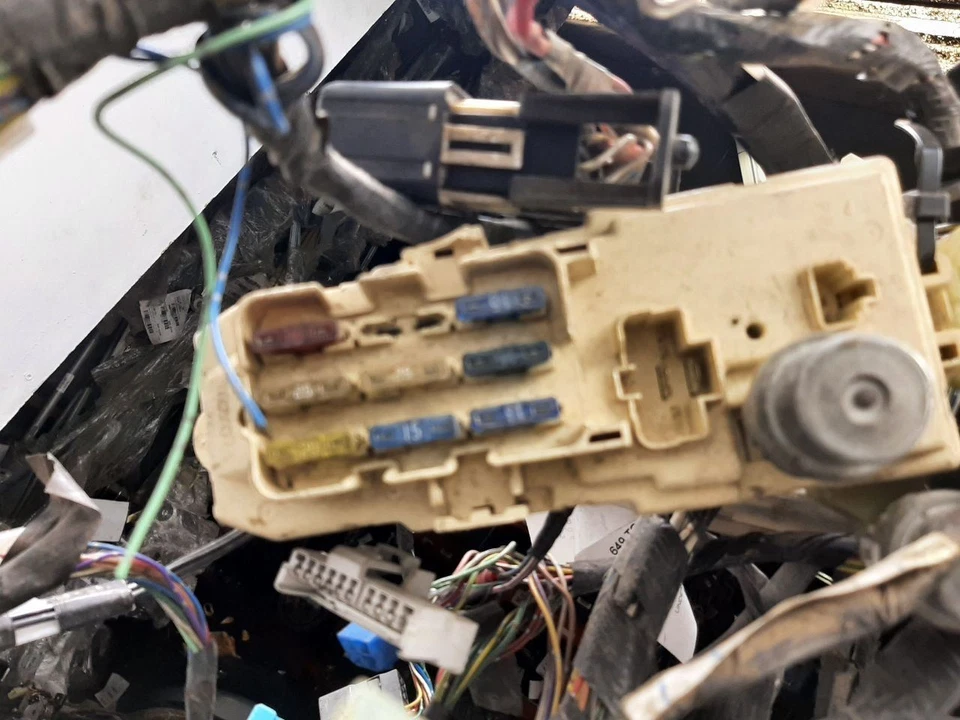 90 TOYOTA PICKUP ARNÉS BAJO TABLERO Y CAJA DE FUSIBLES 2,4 L MT Foto 3 de 4