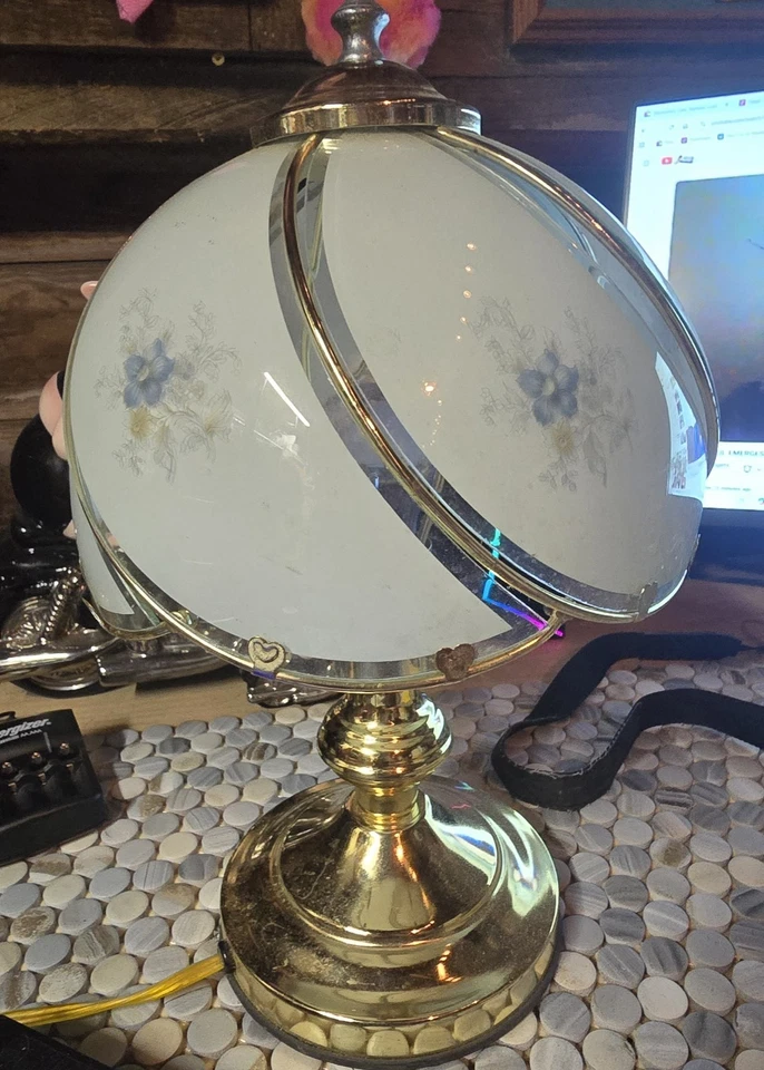 Lámpara táctil vintage con acabado de latón con pantalla de cristal esmerilado azul floral. Foto 3 de 4