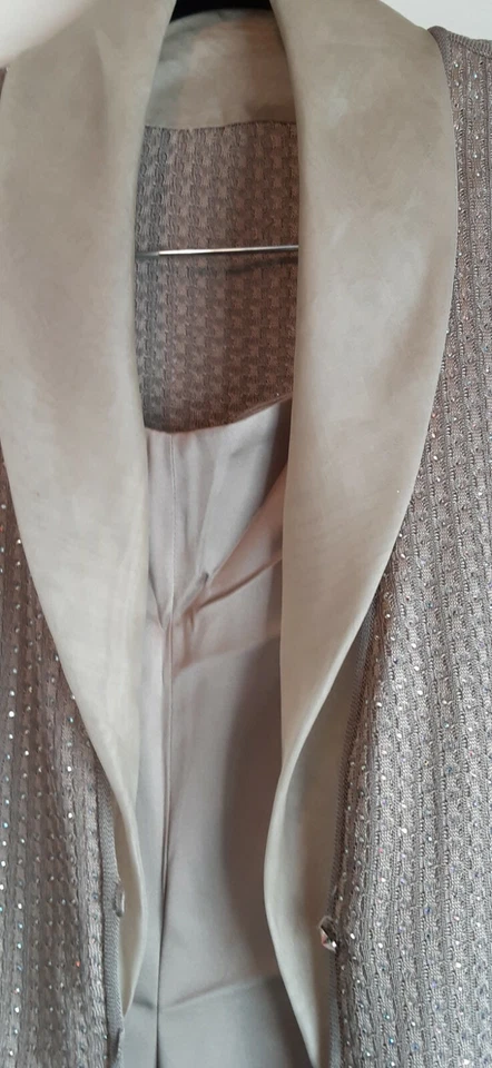 TRAJE GIORGIO ARMANI COUTURE TAUPE CHAMPAGNE CON CRISTALES Y PANTALONES DE SEDA EURO 38 Foto 3 de 4