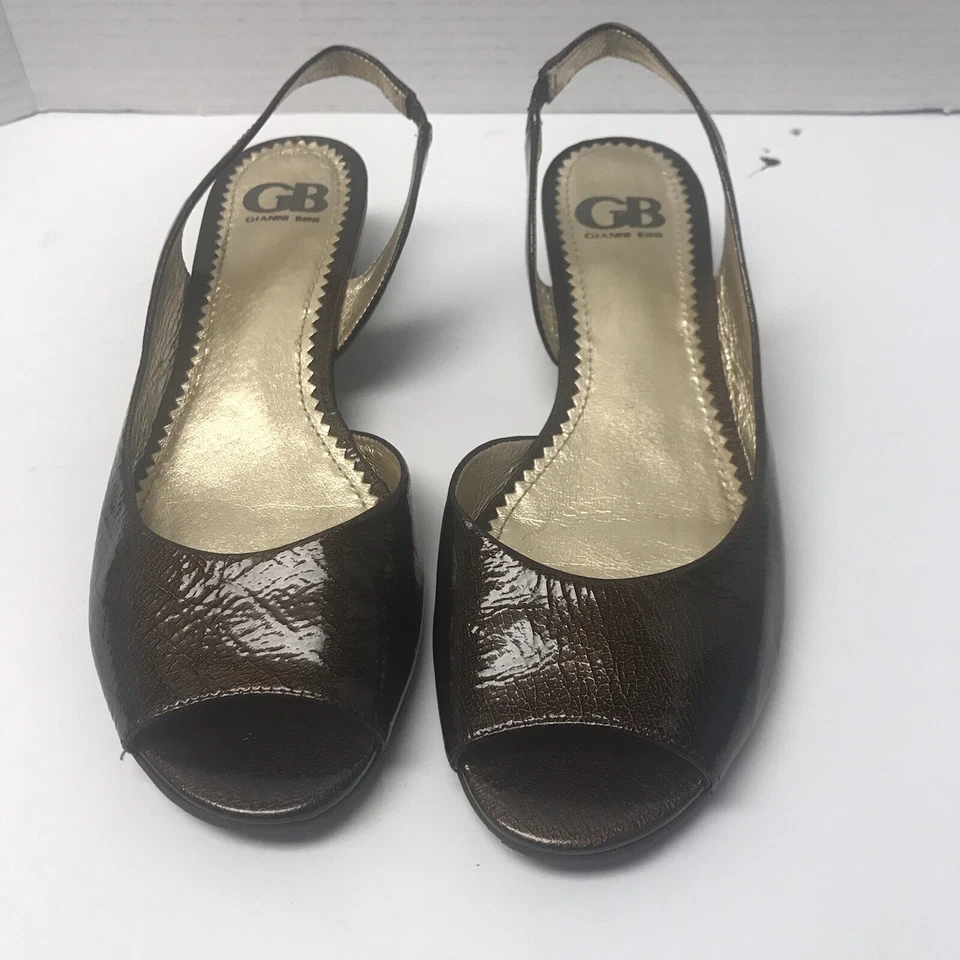 Sandália GB Gianni Bini tamanho 8,5M anabela baixa marrom patente biqueira aberta - Imagem 3 de 4