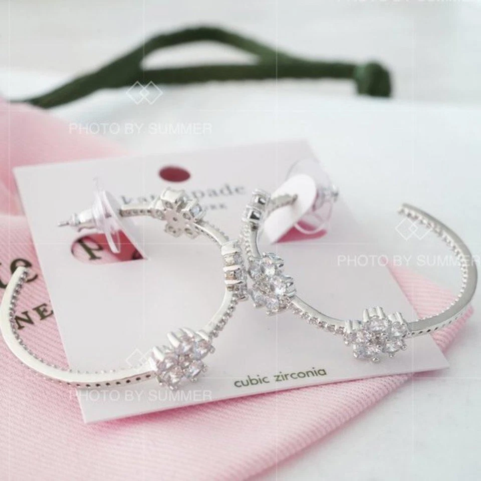 Pendientes aros Kate Spade brillantes con flores de gardenia plateados Foto 4 de 4