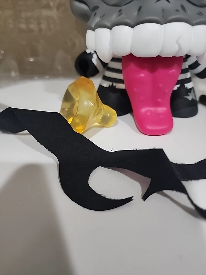 MAD ZOMBIE ROBBER 8" Vinyl Grey LIMITED ED Dunny Figure KIDROBOT - Image 3 of 4