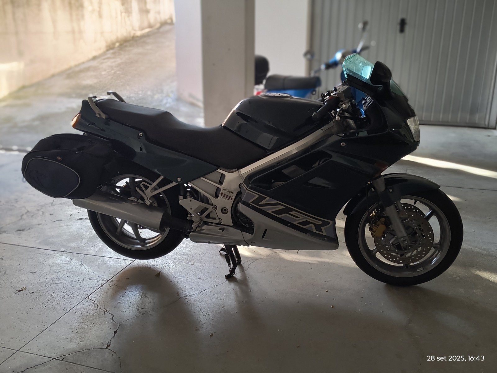 Honda VFR 750 in buone condizioni foto 3