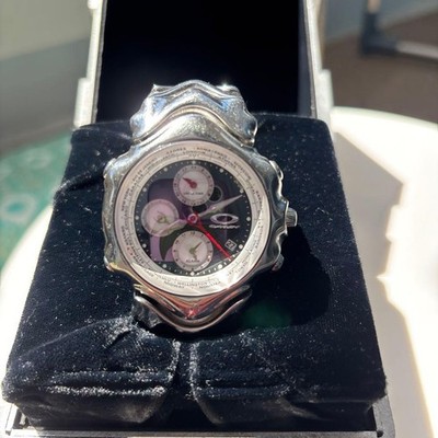 OAKLEY GMT Triple Calendar schwarzes Zifferblatt Edelstahl silbernes Band Her...