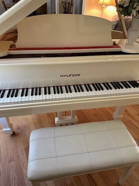 Piano de cola HYUNDAI bebé blanco usado.  25 años. Modelo/Serie # G-80A Foto 3 de 4