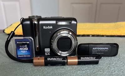Kodak EasyShare Z1285 12.1MP 5x Zoom Digital Camera - Nr mint - Bundle -